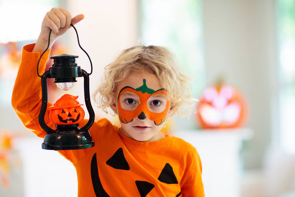 Kind in Halloween kostuum. Kinderen Trick or Treat. - Foto, afbeelding