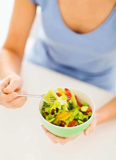 женщина ест салат с овощами - Фото, изображение