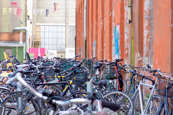 Багато велосипедів на міській парковці. Транспорт
. - Фото, зображення