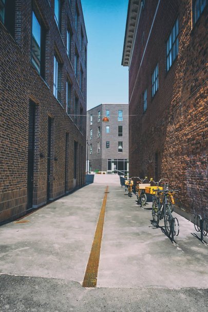 Велосипеди на парковці прекрасного старого міста. Тоноване під ретро фото
. - Фото, зображення