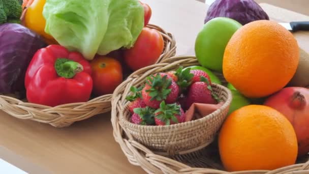 beeldmateriaal van rijpe vruchten en groenten op houten tafel - Video