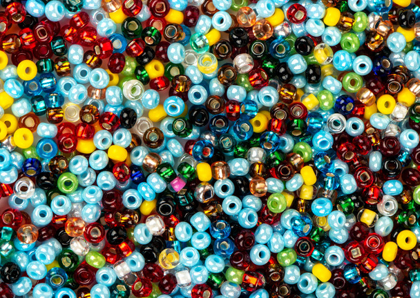 Farbige Perlen verstreut - Foto, Bild