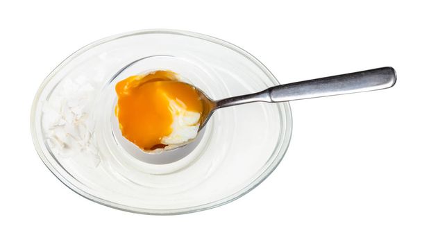 вид сверху на поедание яйца с ложкой
 - Фото, изображение