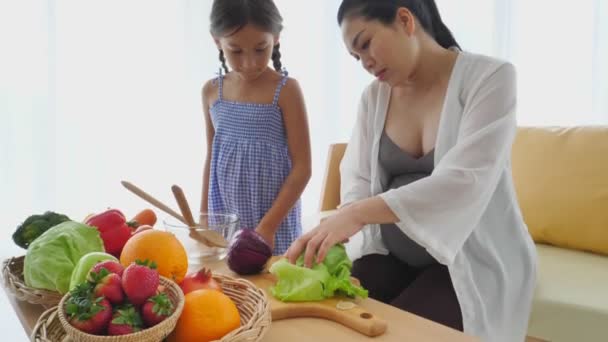 filmagens de mãe e filha cortando alimentos maduros em casa
 - Filmagem, Vídeo