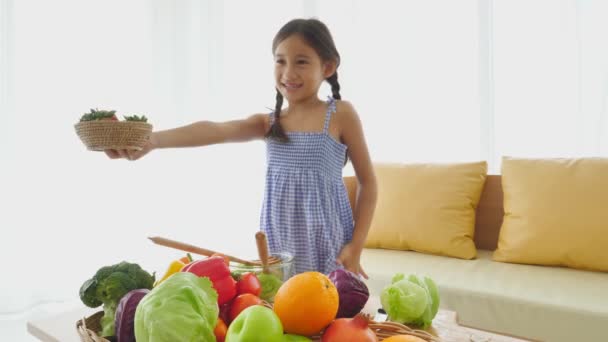 felvételeit imádnivaló ázsiai lány, különböző gyümölcsök és zöldségek - Felvétel, videó