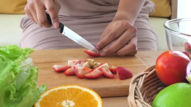 material de primer plano de la mujer preparando ensalada de frutas
 - Imágenes, Vídeo