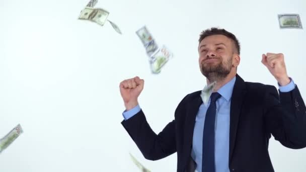 Slow Motion van formeel geklede man is blij met het feit dat veel dollar rekeningen op hem vallen - Video