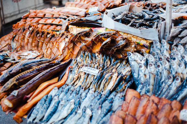 Sušené a uzené ryby na rybím trhu. Pryvoz (Privoz) trh, Oděssa, Ukrajina. - Fotografie, Obrázek