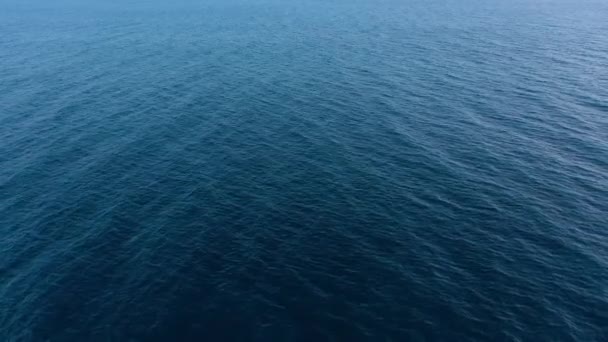 Πετώντας πάνω από τη γαλάζια επιφάνεια της θάλασσας ή του ωκεανού - Πλάνα, βίντεο