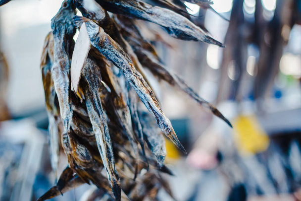 Αποξηραμένα και καπνιστά ψάρια στην αγορά ψαριών. Αγορά, Οδησσός, Ουκρανία. - Φωτογραφία, εικόνα