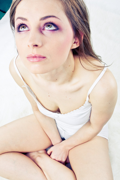 Young woman laying bed - 写真・画像