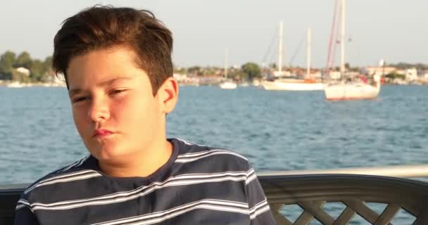 Portréja egy csinos tizenéves fiú a Yacht fedélzeten - Felvétel, videó