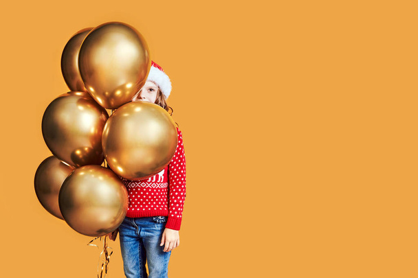 Happy kids with Christmas presents and balloons - Zdjęcie, obraz