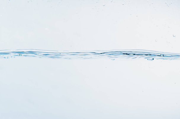 Vodní stříknutí blízko šplouchání vodotvorného tvaru izolované na bílém pozadí. - Fotografie, Obrázek