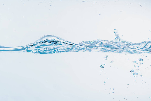Schizzi d'acqua ravvicinati di schizzi d'acqua che formano una forma isolata su fondo bianco
. - Foto, immagini