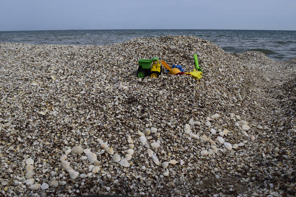 Amor mar texto sobre conchas playa fondo. Juguetes para jugar cerca del mar. Relajación, concepto idílico de vacaciones
. - Foto, Imagen