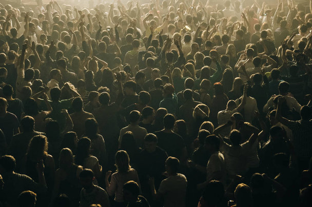 большая толпа людей на концерте стадиона в темноте
 - Фото, изображение