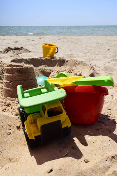 晴れた日に砂の上の子供のビーチおもちゃ. - 写真・画像