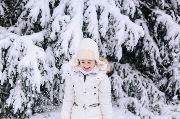 Ritratto di bambina in inverno. Bambino che gioca con la neve in
  - Foto, immagini
