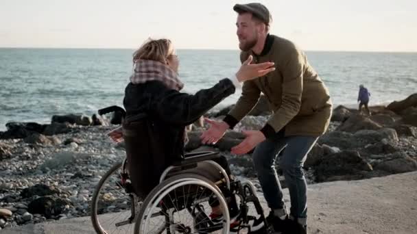 Człowiek doping w górę niepełnosprawny kobieta on kocha - Materiał filmowy, wideo