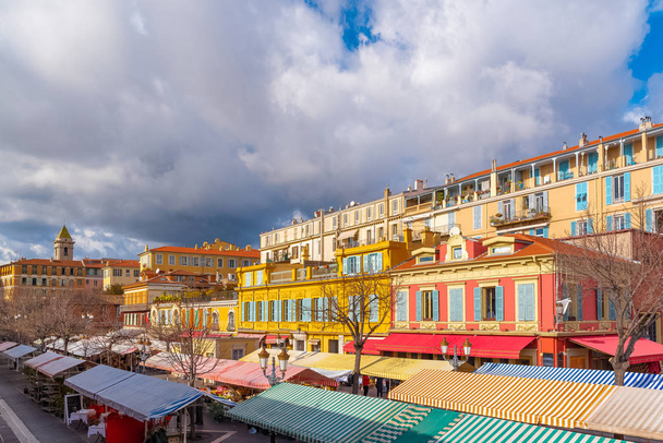 Niza en Francia, Cours Saleya, encantador mercado y casas típicas en el sur
 - Foto, Imagen