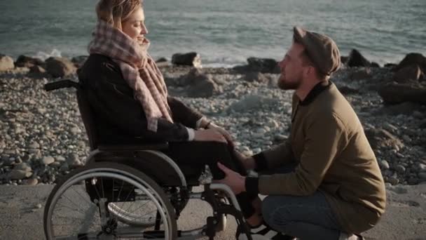 Člověk vyjadřuje lásku ke své handicapované přítelkyni - Záběry, video