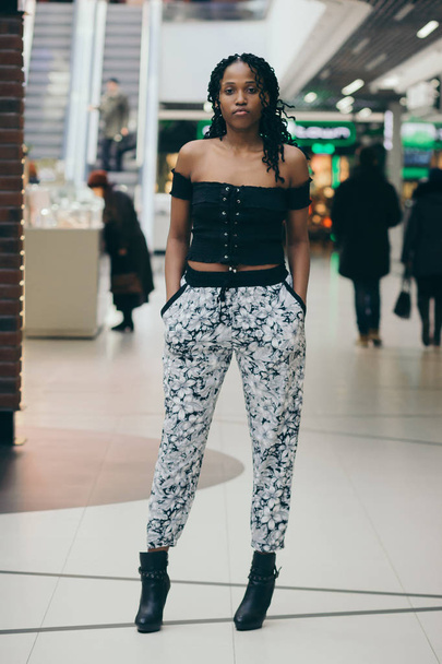 junge dunkelhäutige Frau in Freizeitkleidung in der Mall - Foto, Bild