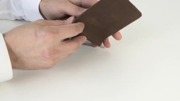 Homme prenant portefeuille en cuir et retire de l'argent
 - Séquence, vidéo
