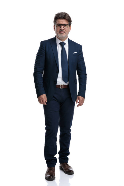 エレガントな青いスーツを着て真剣に見えるビジネスマン - 写真・画像