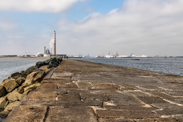 Poolbeg lighthouse path and Power plant in Dublin port - Foto, imagen