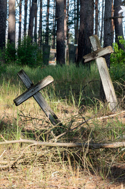 Το παλιό νεκροταφείο. Παλιοί ξύλινους σταυρούς στο νεκροταφείο. - Φωτογραφία, εικόνα