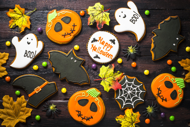 Halloween peperkoek koekjes-pompoen, spoken, vleermuis, op woden tafel. - Foto, afbeelding