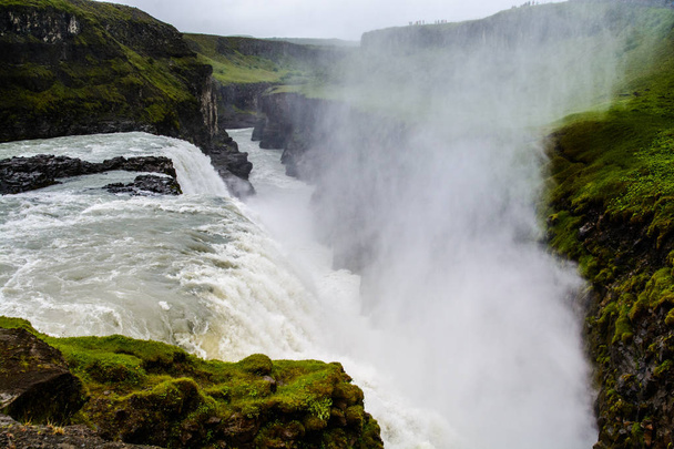 La cascada de Gullfoss y su cañón es parte del circulo dorado
 - Foto, imagen