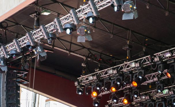 Bühne mit professionellem Licht vor Konzert. - Foto, Bild
