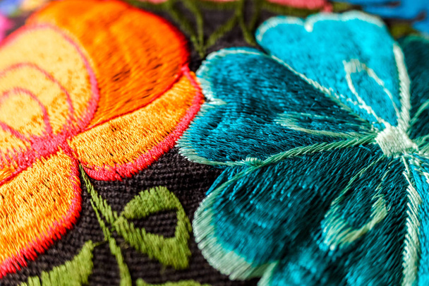 Pozadí ručně vyšívaných květin na tkanině s barevnými  - Fotografie, Obrázek