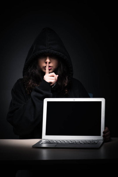Γυναίκα χάκερ hacking τείχος προστασίας ασφαλείας αργά στο γραφείο  - Φωτογραφία, εικόνα