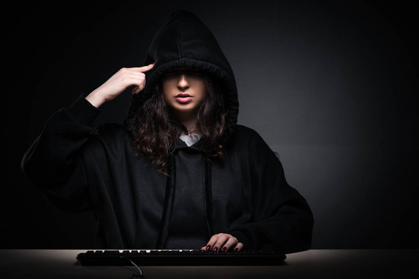 Mujer hacker piratería firewall de seguridad tarde en la oficina  - Foto, imagen