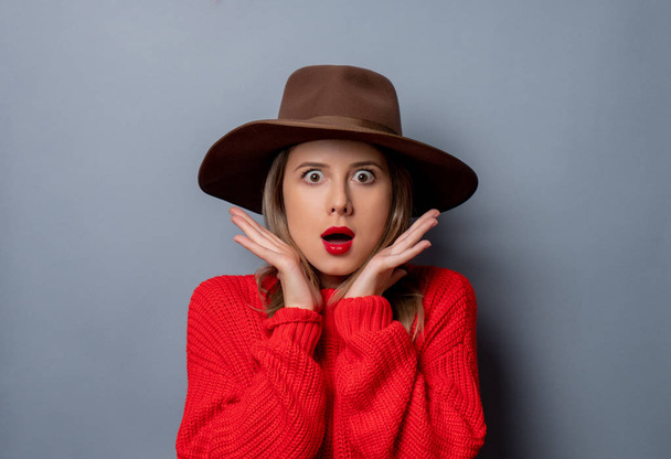  jovem mulher em suéter vermelho e chapéu
 - Foto, Imagem