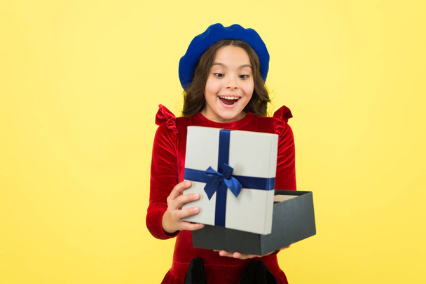 Shopping happiness. surprised small girl with present box. small girl hold holiday gift. happy birthday. boxing day. parisian girl in french beret go shopping. autumn fashion. school fall season - Fotoğraf, Görsel