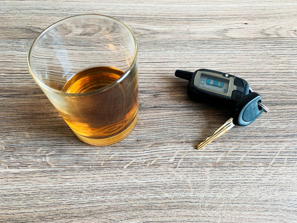 Концепція водіння п'яних. Склянка з віскі і ключем від автомобіля на столі
. - Фото, зображення