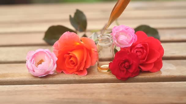 Essence de rose sur table dans une belle bouteille en verre
 - Séquence, vidéo