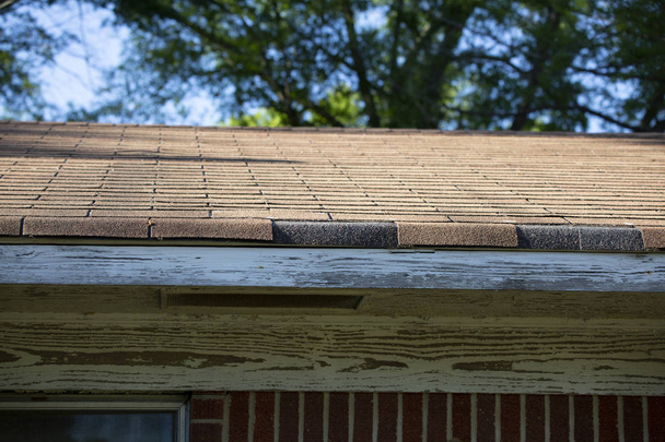 Missing Shingles From Roof - Foto, afbeelding