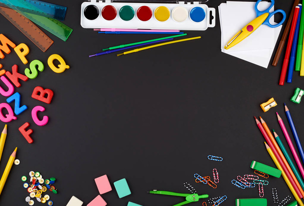 fournitures scolaires : crayons en bois multicolores, autocollants en papier, pa
 - Photo, image