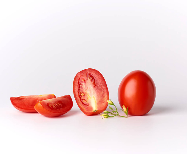 стиглий червоний цілі помідори і шматочки на білому тлі
 - Фото, зображення