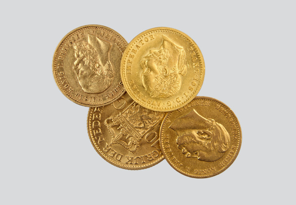 złote monety w Europie w wieku 19-20, na szarym tle - Zdjęcie, obraz