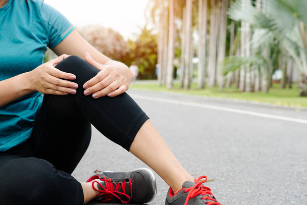 фітнес жінка бігун відчуває біль на коліні. Концепція діяльності на відкритому повітрі
 - Фото, зображення