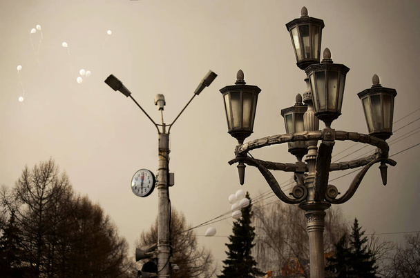 старый уличный фонарь в парке при не очень ярком свете
 - Фото, изображение