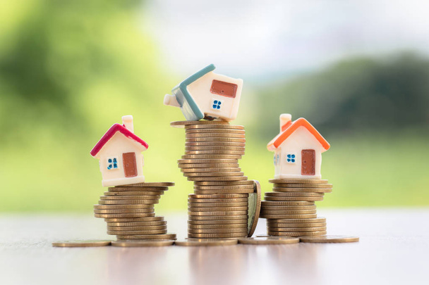 Модель дома на вершине стопки денег как рост ипотечного кредита
 - Фото, изображение