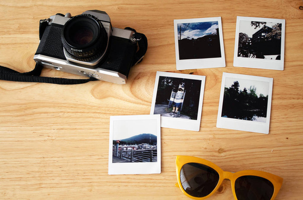 cámara vintage y algunas fotos instantáneas y gafas de sol
 - Foto, imagen