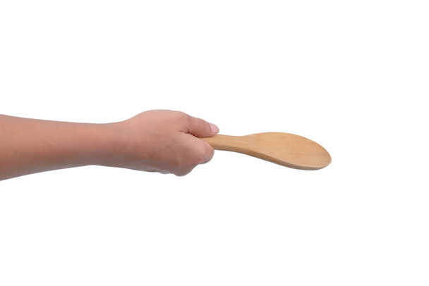 Asiática hembra manos están sosteniendo cucharón de madera aislado en blanco
 - Foto, imagen